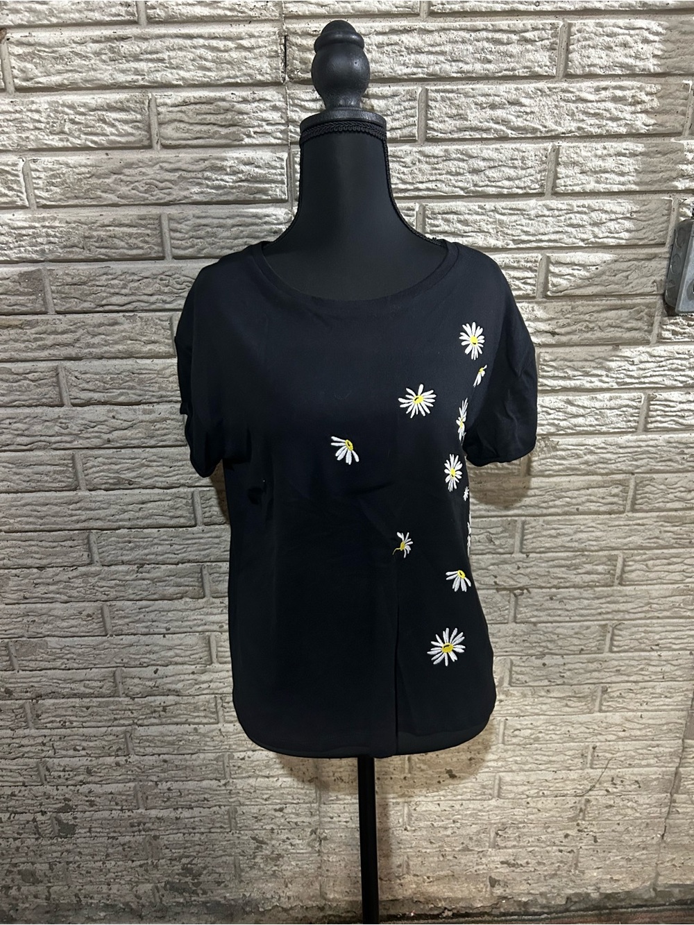Arizona Jean Co Women's Black Daisy Floral Embroidered Short Sleeve Top Size 2X